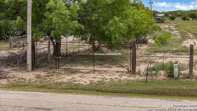 716 Fay Ave Devine, TX 78016