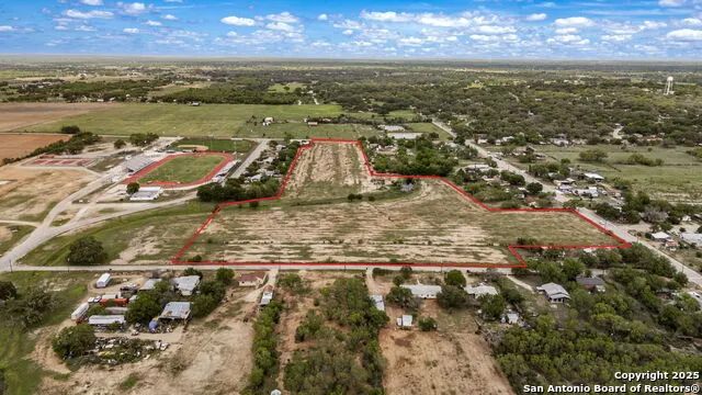 716 Fay Ave Devine, TX 78016