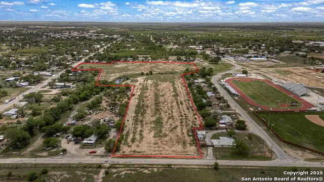 716 Fay Ave Devine, TX 78016