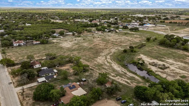 716 Fay Ave Devine, TX 78016