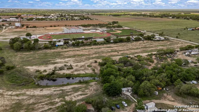 716 Fay Ave Devine, TX 78016