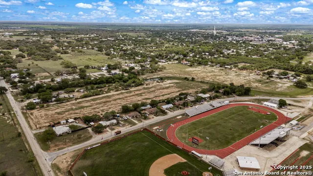 716 Fay Ave Devine, TX 78016