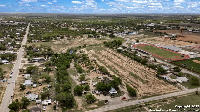 716 Fay Ave Devine, TX 78016