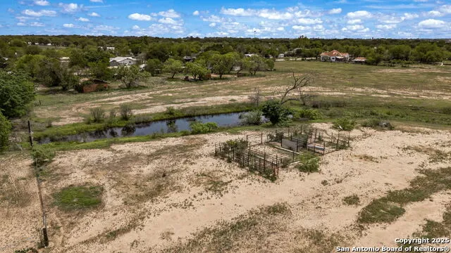 716 Fay Ave Devine, TX 78016