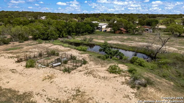 716 Fay Ave Devine, TX 78016