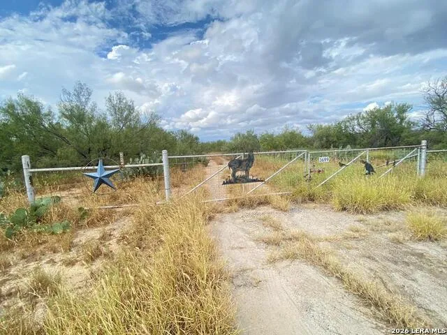 3699 HWY 85 Carrizo Springs, TX 78834