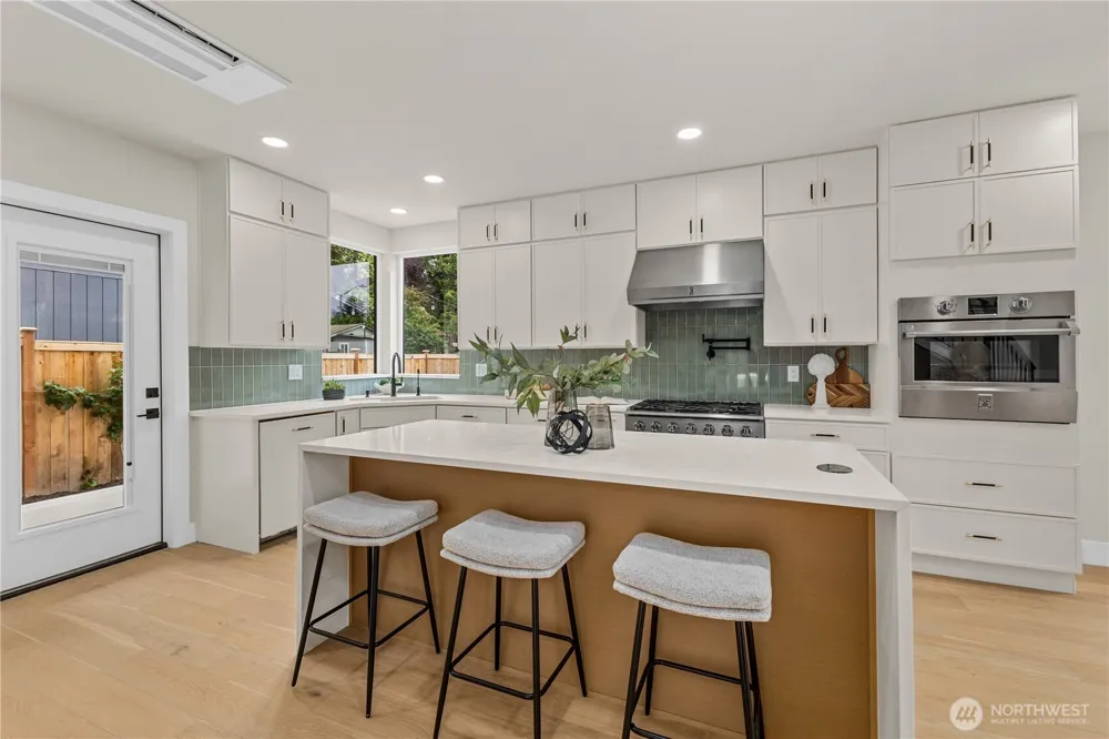 11709 Roosevelt Way NE Seattle, WA 98125