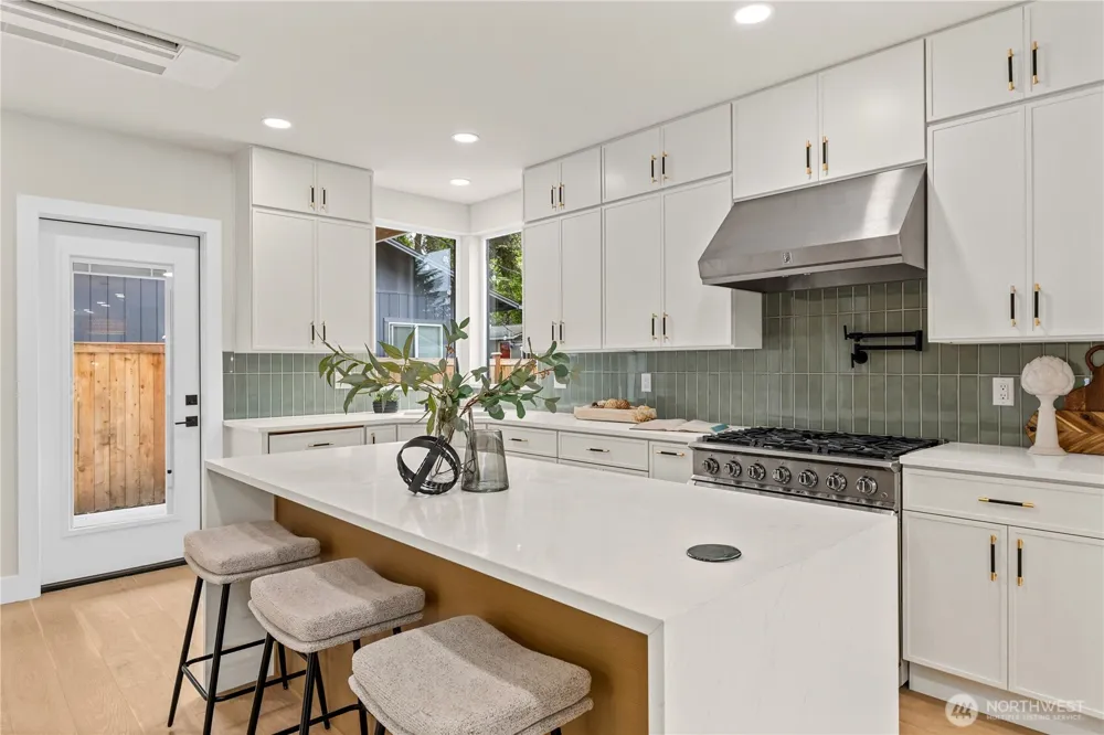 11709 Roosevelt Way NE Seattle, WA 98125