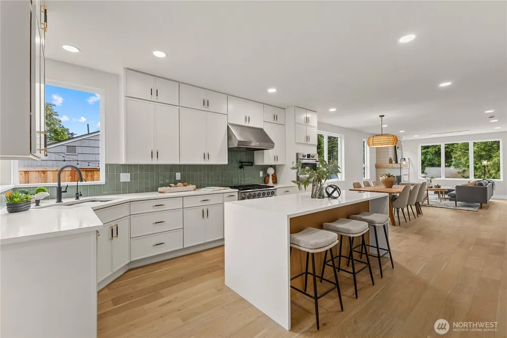 11709 Roosevelt Way NE Seattle, WA 98125