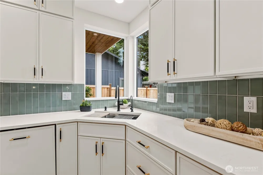 11709 Roosevelt Way NE Seattle, WA 98125