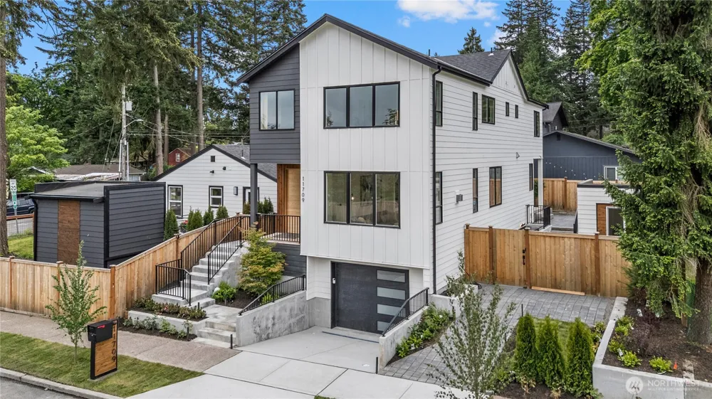 11709 Roosevelt Way NE Seattle, WA 98125