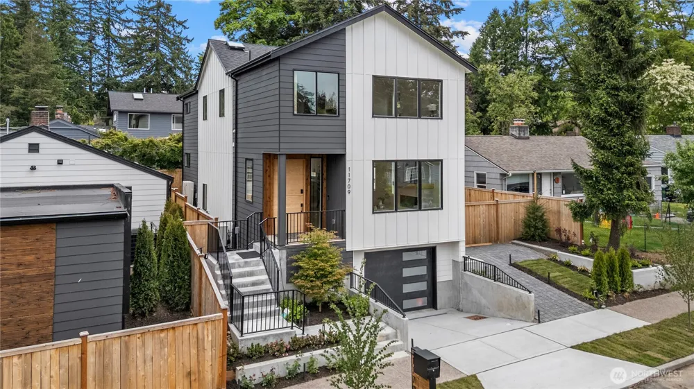 11709 Roosevelt Way NE Seattle, WA 98125