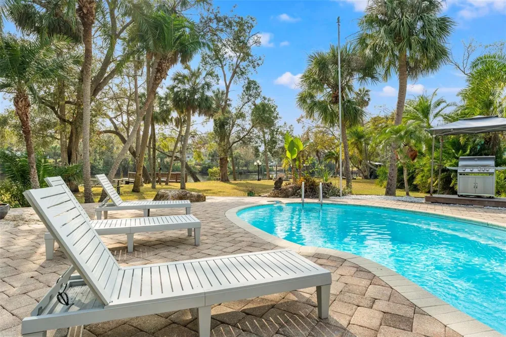 906 W HENRY AVENUE Tampa, FL 33604