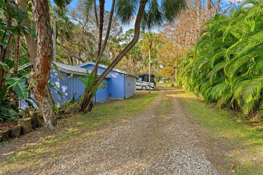 906 W HENRY AVENUE Tampa, FL 33604
