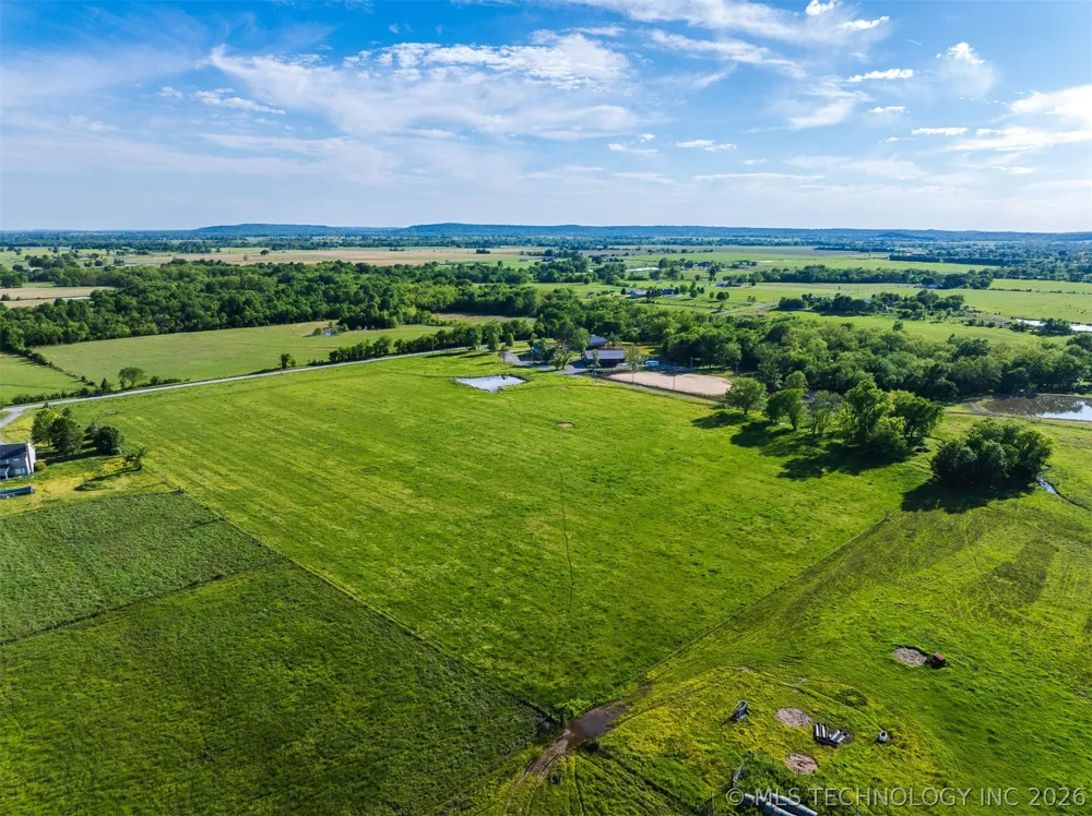 15 E 450 ROAD Pryor, OK 74361