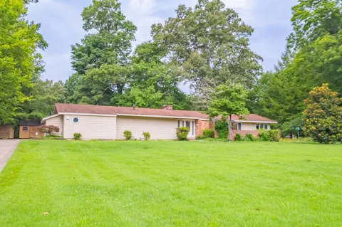 1915 Country Club Dr