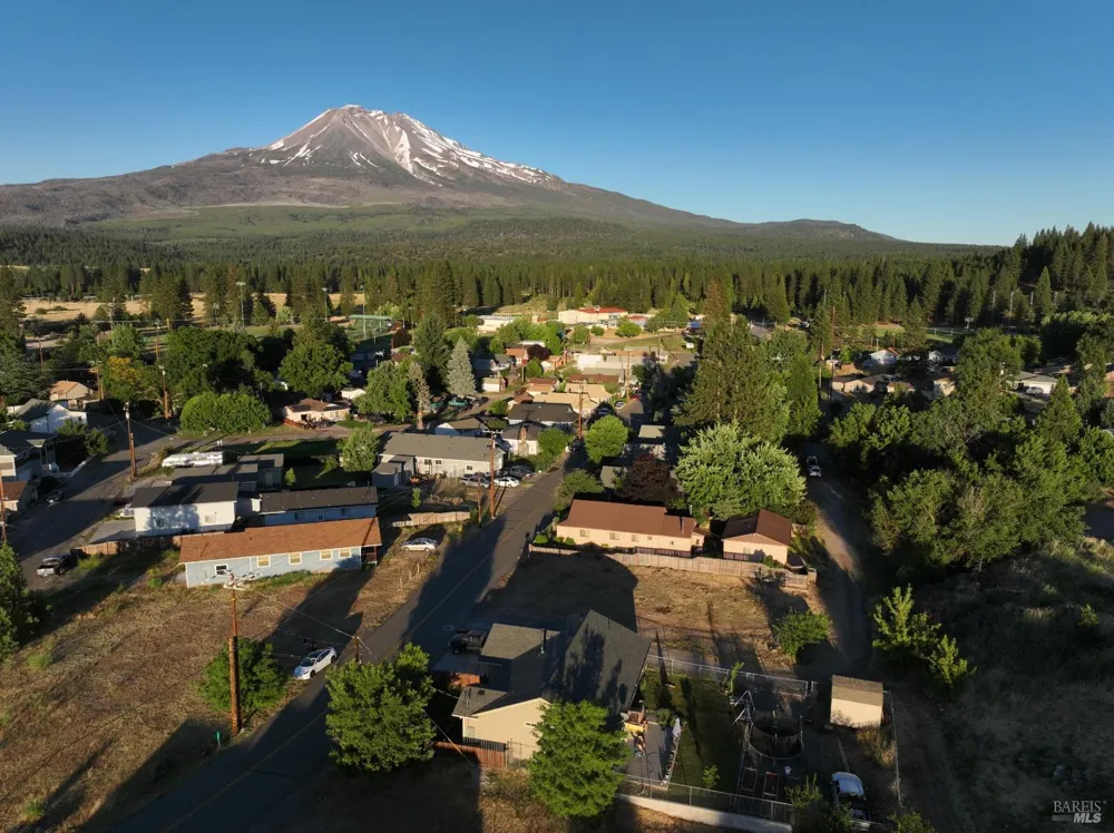 563 Shasta Avenue Weed, CA 96094