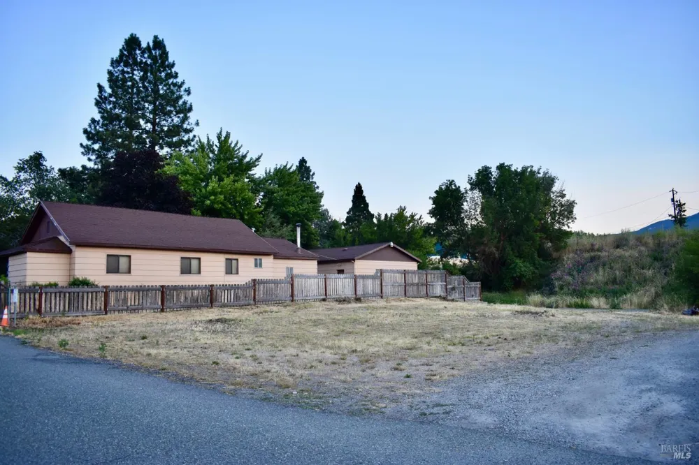 563 Shasta Avenue Weed, CA 96094