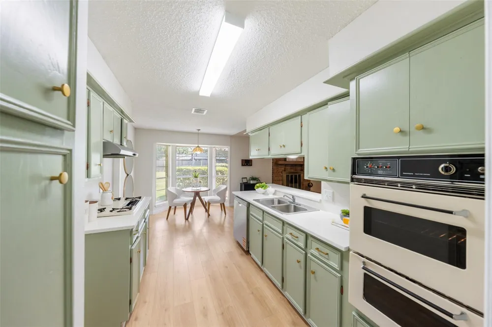 209 Pine Oak Drive Highlands, TX 77562
