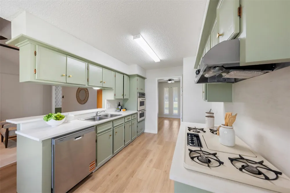 209 Pine Oak Drive Highlands, TX 77562