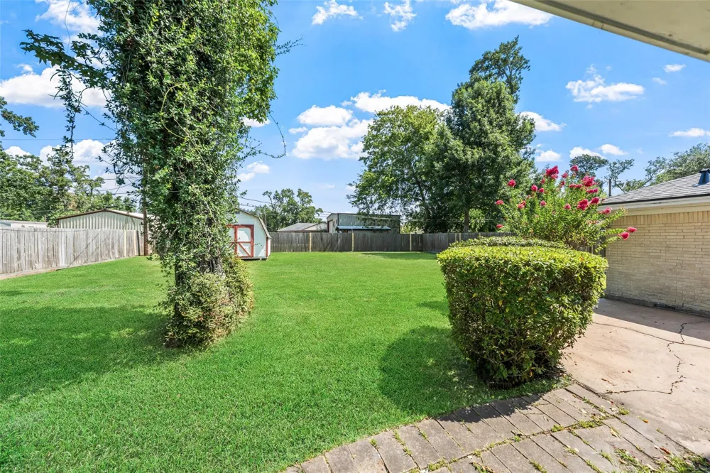 209 Pine Oak Drive Highlands, TX 77562