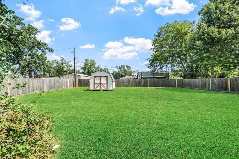 209 Pine Oak Drive Highlands, TX 77562