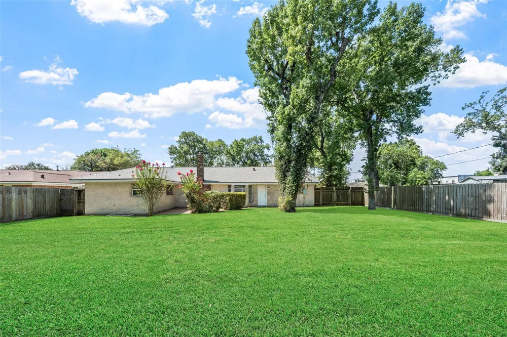 209 Pine Oak Drive Highlands, TX 77562