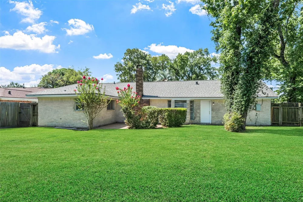 209 Pine Oak Drive Highlands, TX 77562
