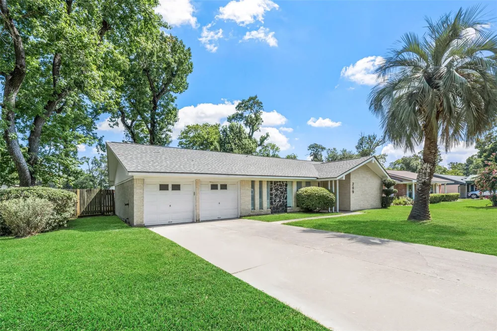 209 Pine Oak Drive Highlands, TX 77562