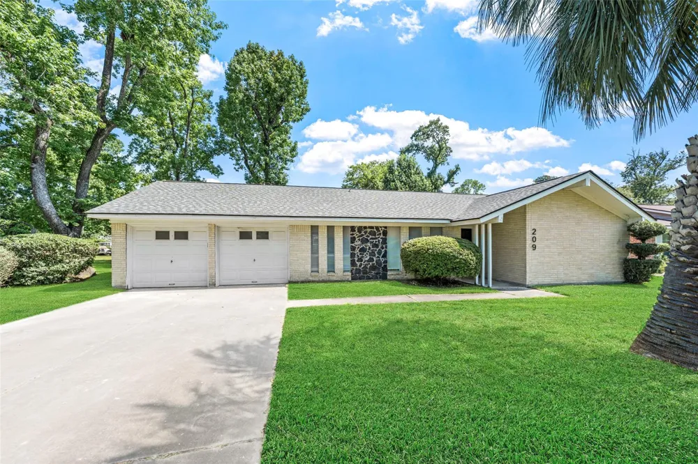 209 Pine Oak Drive Highlands, TX 77562