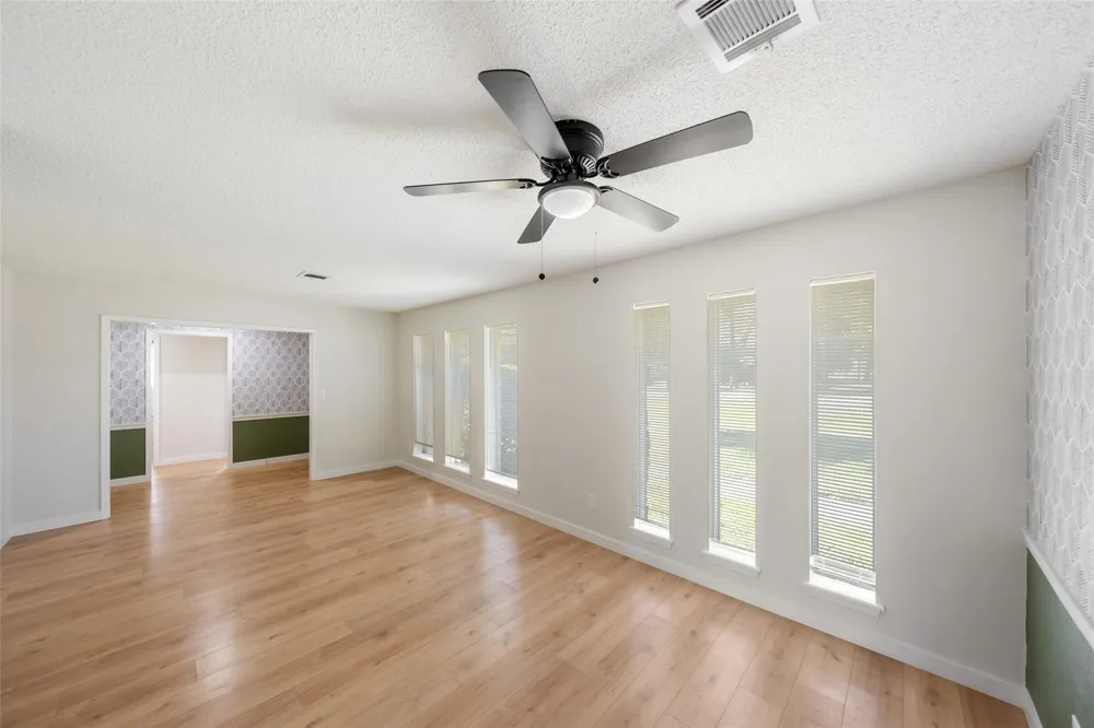 209 Pine Oak Drive Highlands, TX 77562