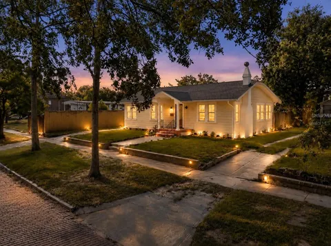 106 W COMANCHE AVENUE