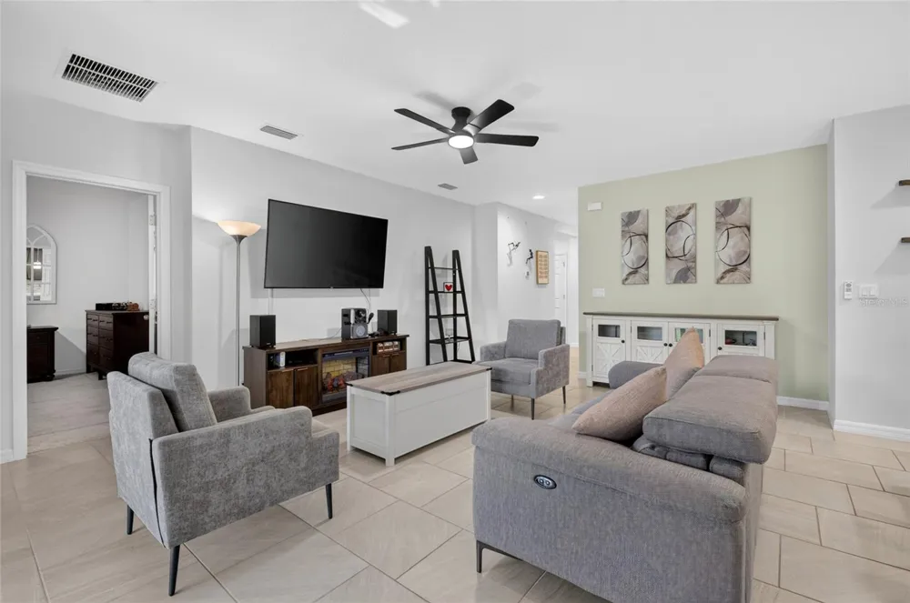 1181 STRATTON AVENUE Groveland, FL 34736