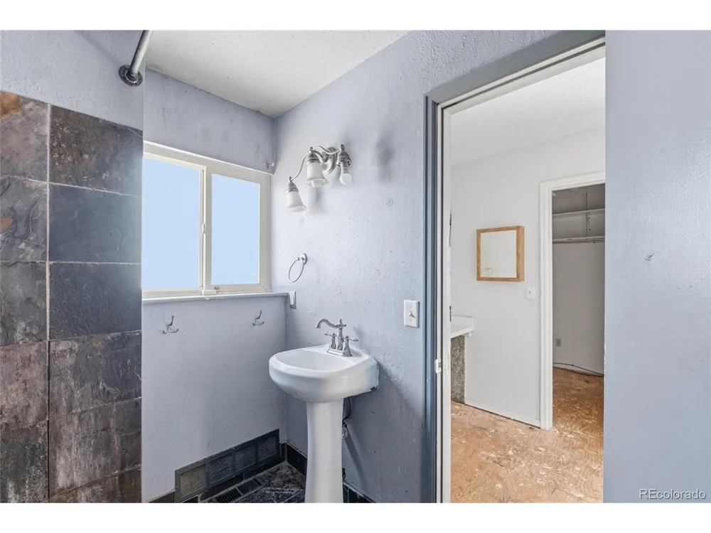 1404 S Vaughn Circle Aurora, CO 80012
