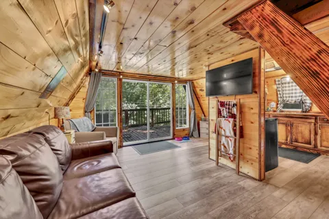 111 Lakeshore Dr