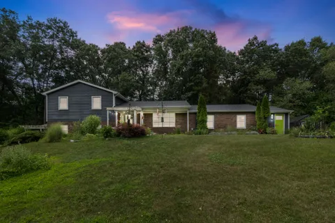 3950 Queen Oaks Drive