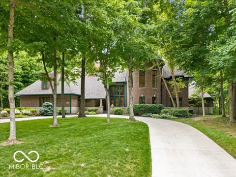 812 Woodcrest Way