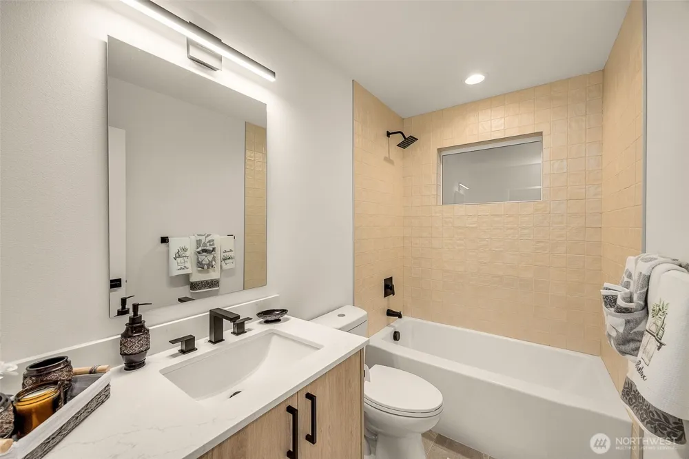 4516 B Corliss Avenue Seattle, WA 98103