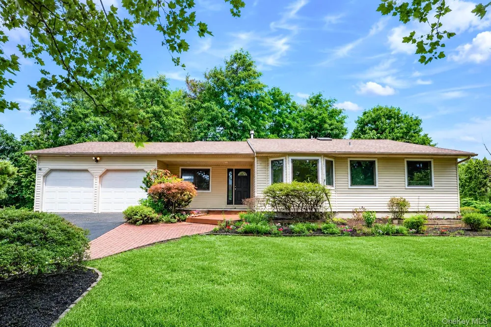 15 Dix Circle Dix Hills, NY 11746