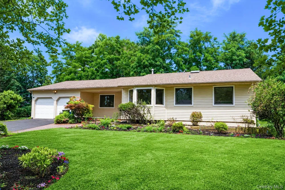 15 Dix Circle Dix Hills, NY 11746