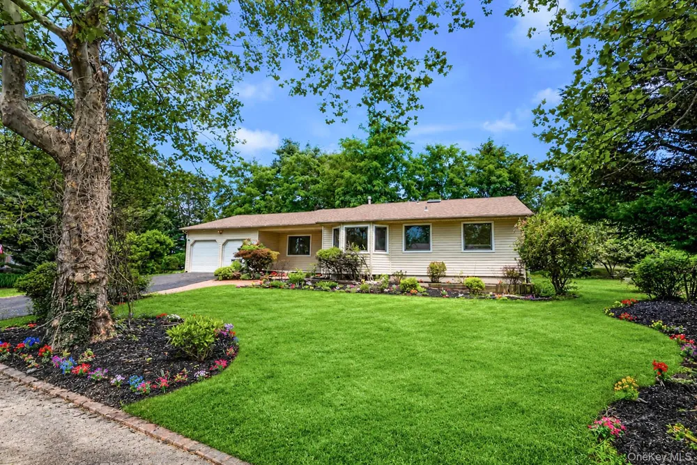 15 Dix Circle Dix Hills, NY 11746