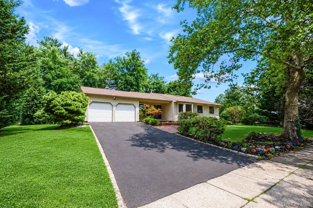 15 Dix Circle Dix Hills, NY 11746