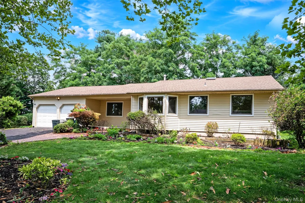 15 Dix Circle Dix Hills, NY 11746