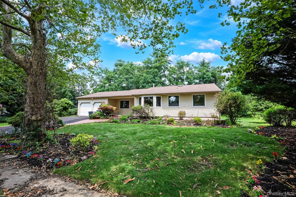 15 Dix Circle Dix Hills, NY 11746