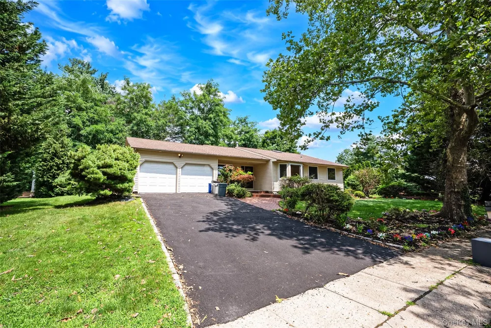 15 Dix Circle Dix Hills, NY 11746