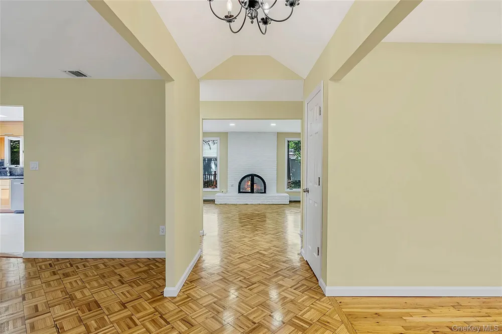 15 Dix Circle Dix Hills, NY 11746