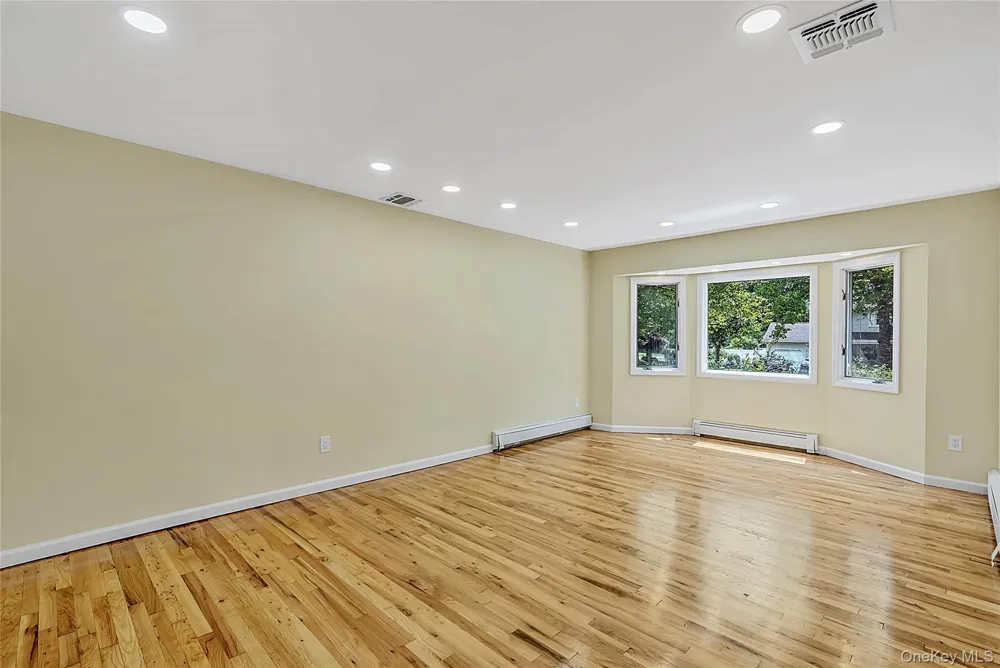 15 Dix Circle Dix Hills, NY 11746