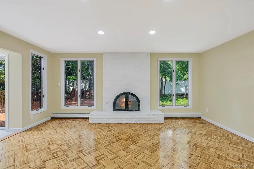 15 Dix Circle Dix Hills, NY 11746