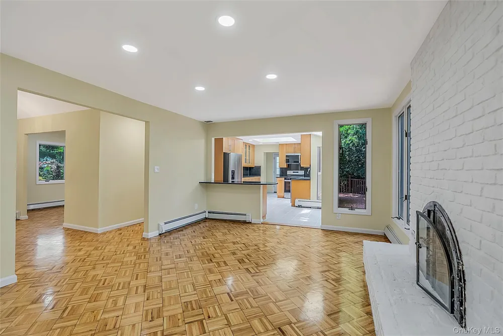 15 Dix Circle Dix Hills, NY 11746