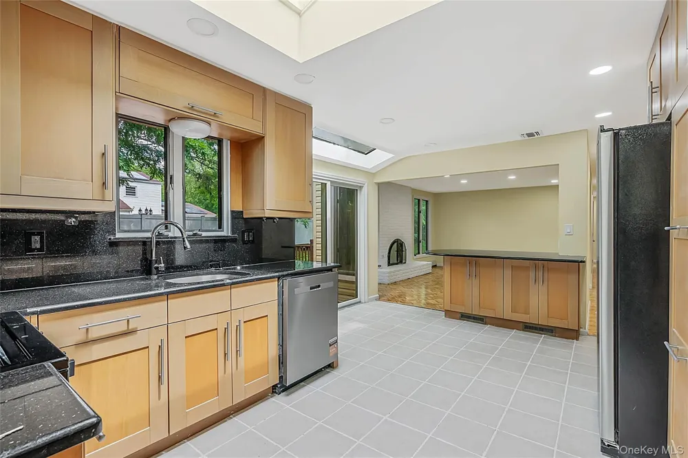 15 Dix Circle Dix Hills, NY 11746